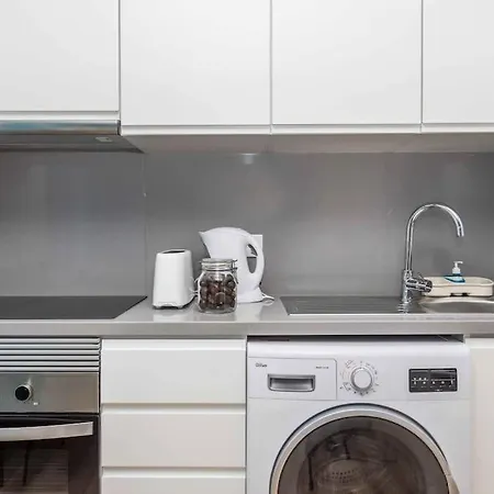 Brandnew Designer's 2-bed 1011d