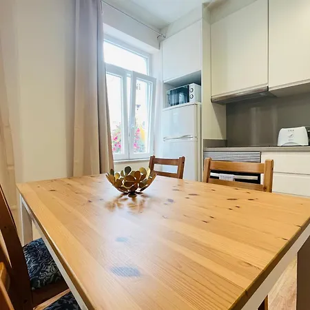Brandnew Designer's 2-bed 1011d Daire *